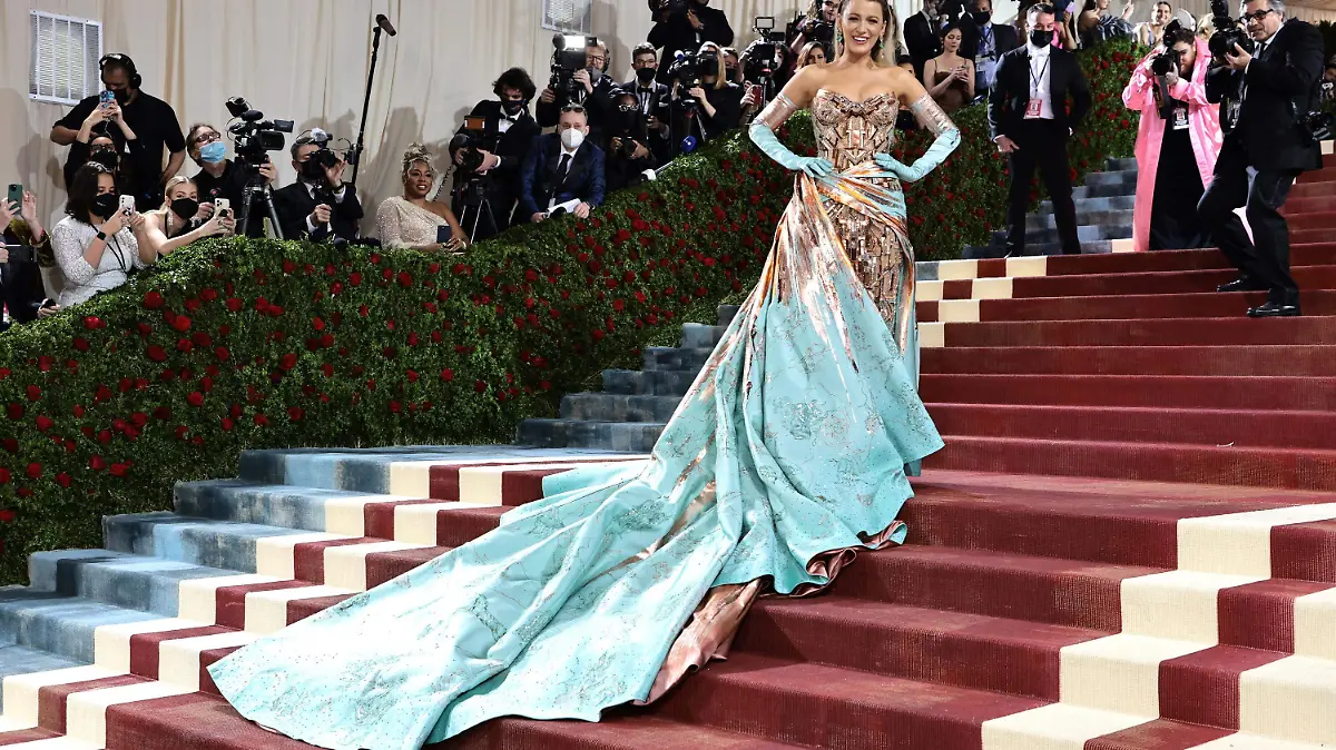 Blake Lively en la Met Gala 2022 05